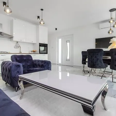 L&a Luxury Villa *